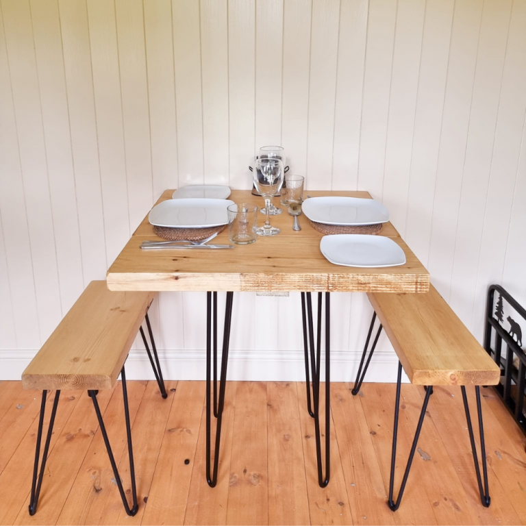 LargeShepherdsHutopenplanlivingspacewithdiningtableandchairs 768x768