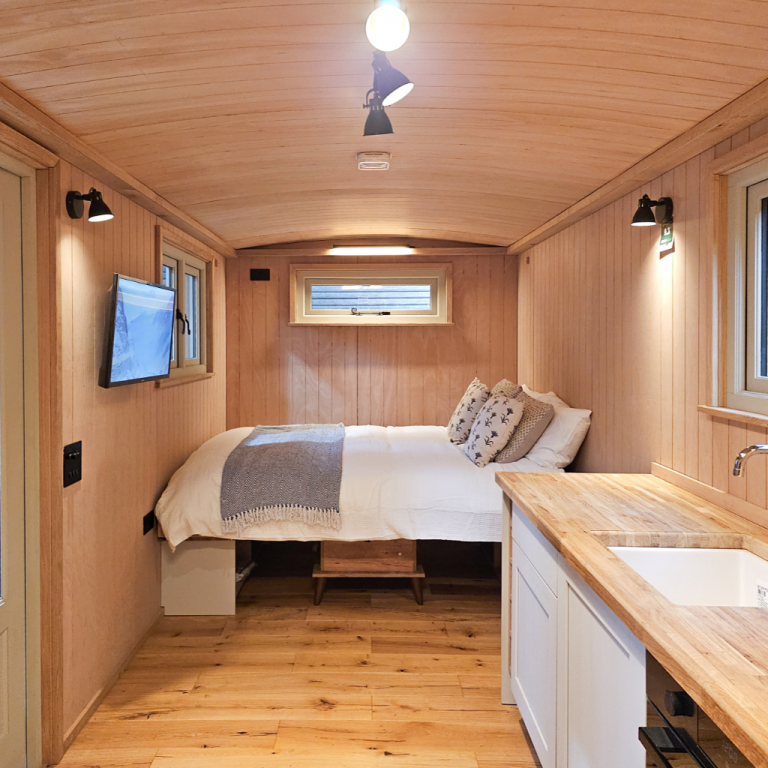 WildNomadShepherdsHutKingBedroomwithFoldDownBedandWallMountedSmartTVandLightFittings 768x768